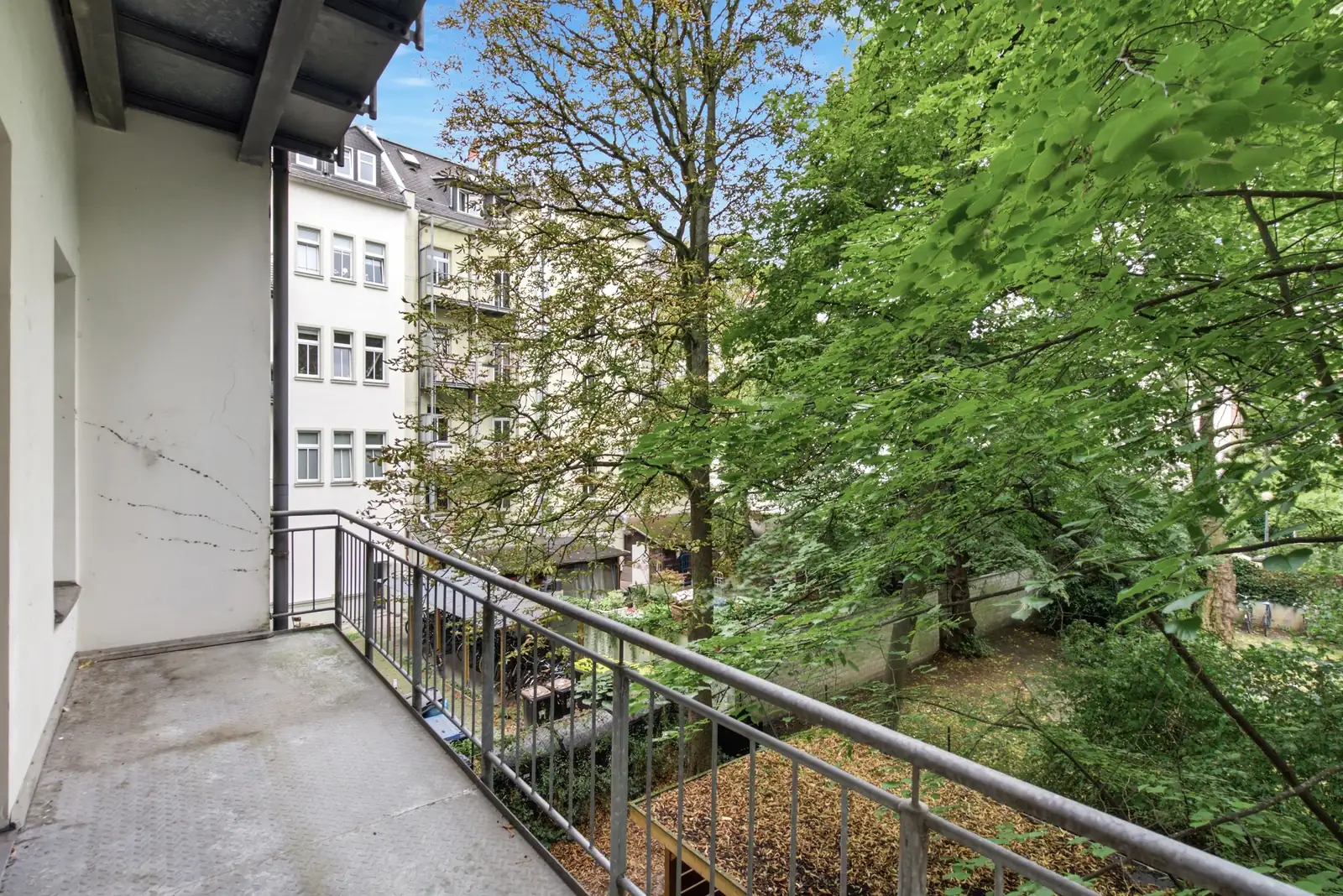 Balkon mit Blick in den begrünten Hof